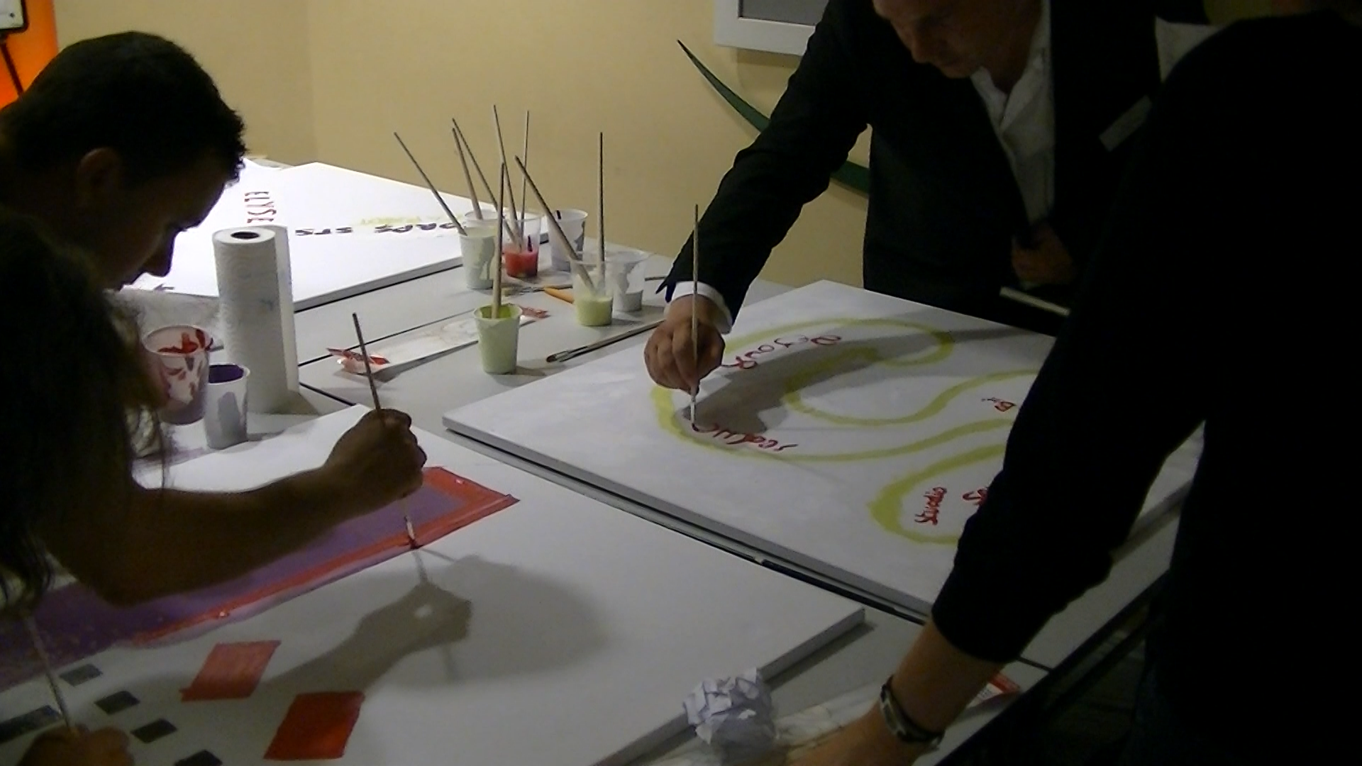 Team building peinture dirigée avec fresque collective pour entreprise